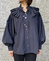 プリーツ襟ストライプ柄飾り釦ブラウス