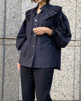 プリーツ襟ストライプ柄飾り釦ブラウス