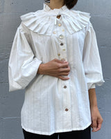 プリーツ襟ストライプ柄飾り釦ブラウス