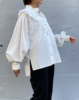 プリーツ襟ストライプ柄飾り釦ブラウス