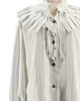 プリーツ襟ストライプ柄飾り釦ブラウス